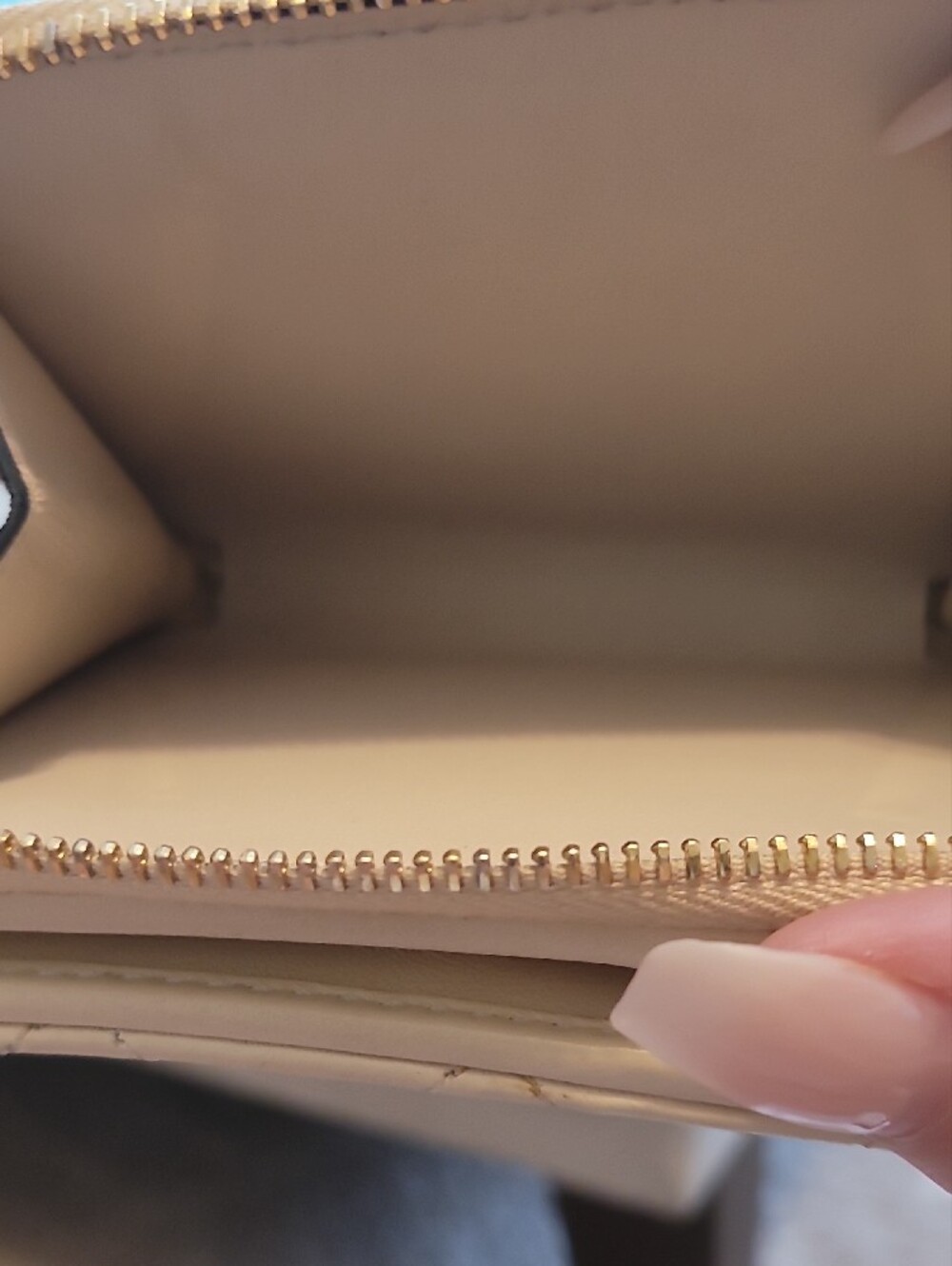 Versace Medusa Ivory Quilted
Leather Bifold Wallet - Picture 7 of 15